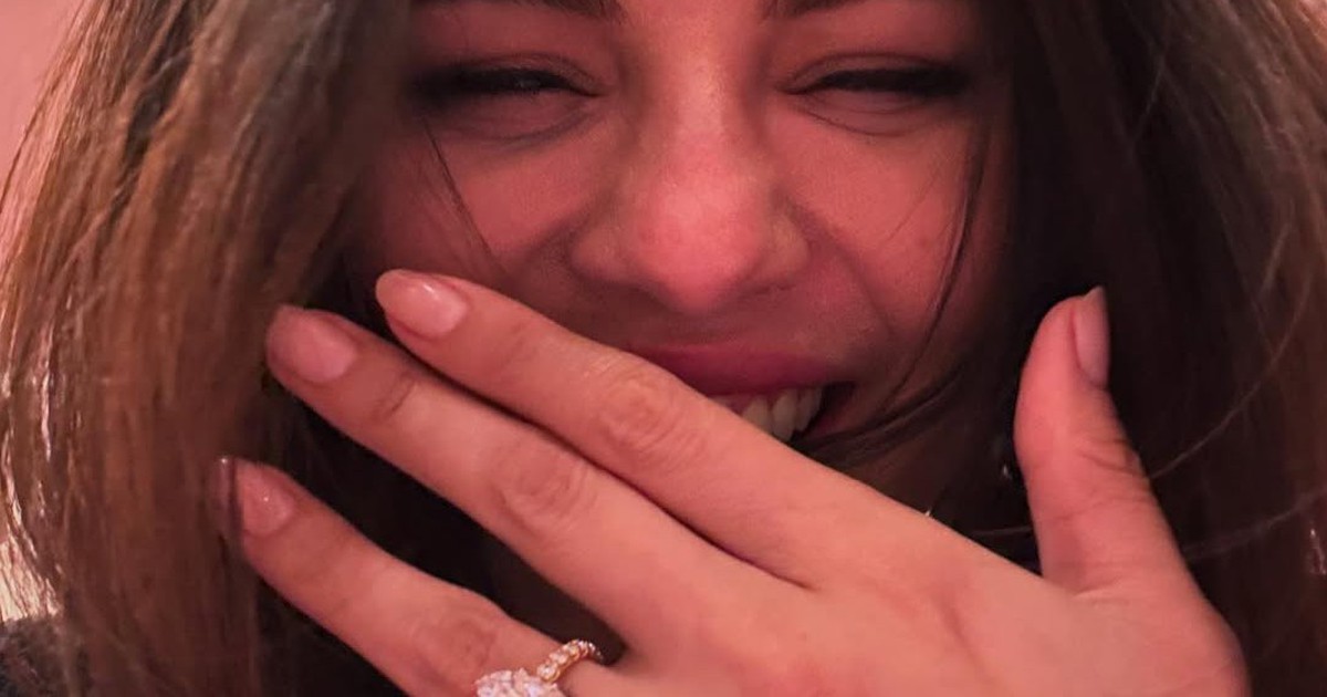 Selena Gomez bất ngờ thông báo đính hôn