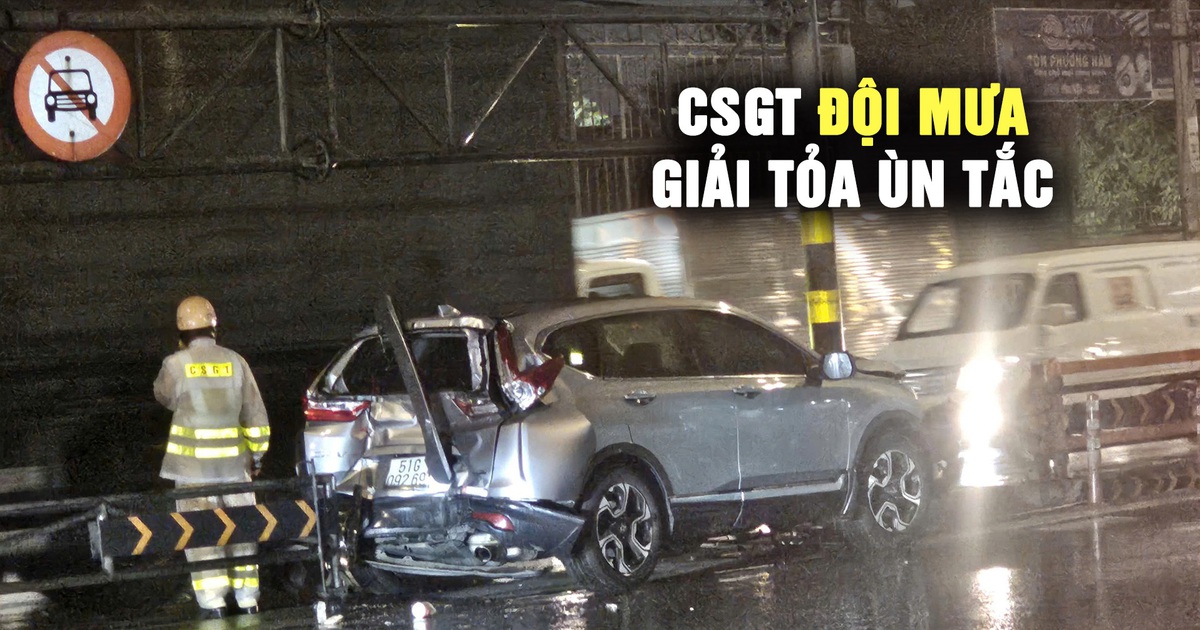 CSGT dầm mưa giải tỏa ùn tắc trên Quốc lộ 1 vì va chạm giao thông