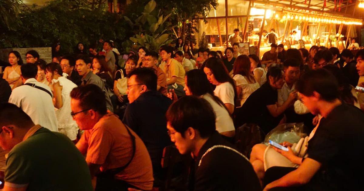 Hát ở quán cà phê vào dịp cuối năm, tiền cát-xê gấp 4 lần bình thường