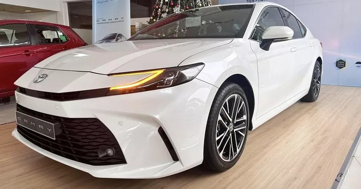 Cận cảnh Toyota Camry 2025 bản tiêu chuẩn, giá 1,22 tỉ đồng tại Việt Nam