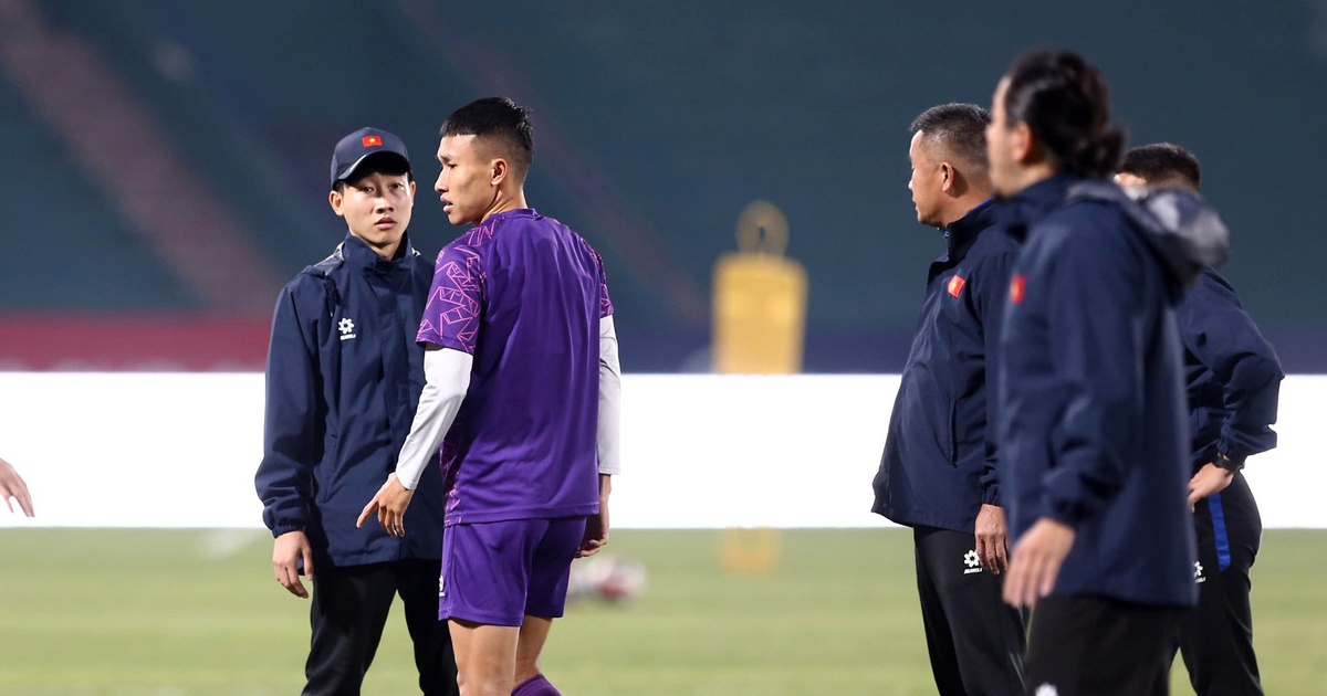 Mr. Kim grimaced because Hai Long and Doan Ngoc Tan were hurt right before the Myanmar match