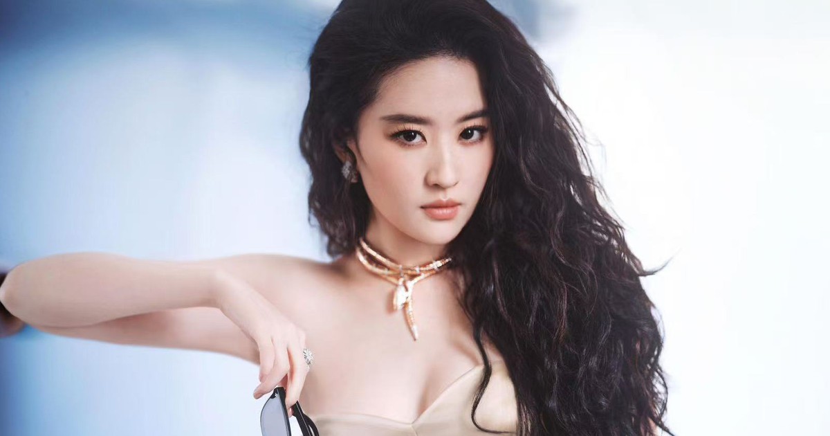 With curly black hair like Liu Yifei, Thi Thi can pull off all kinds of outfits