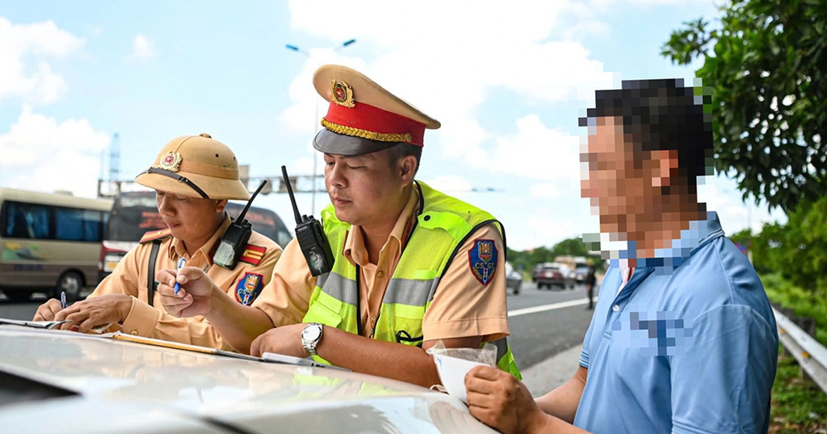 H&igrave;nh ảnh cung cấp từ người d&acirc;n: &#039;C&aacute;nh tay nối d&agrave;i&#039; cho CSGT