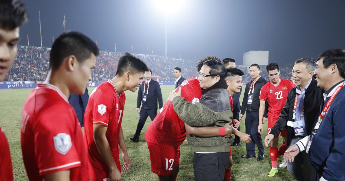 The Prime Minister went to Viet Tri Stadium to congratulate Vietnam’s victory, a happy day!