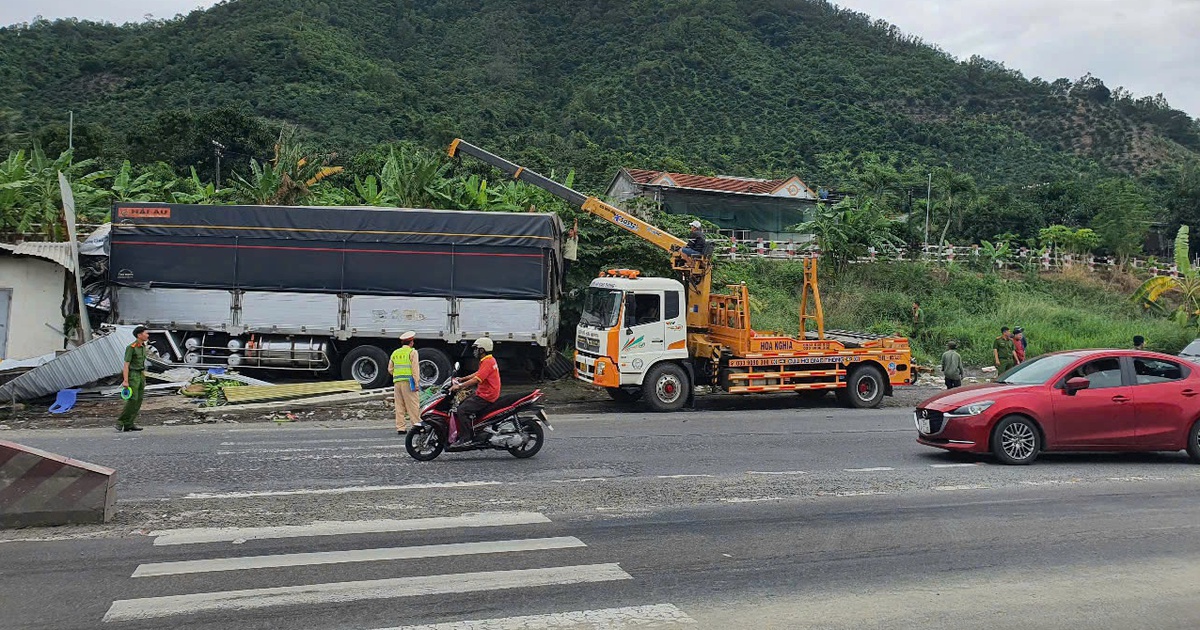 Kh&aacute;nh H&ograve;a: T&ocirc;ng xe li&ecirc;n ho&agrave;n tr&ecirc;n QL1, nhiều người bị thương