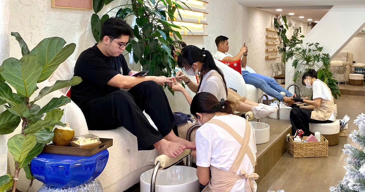 Khi con trai cũng trang trí… móng tay