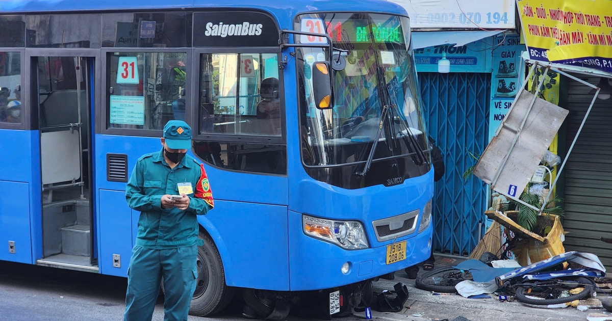 Tai nạn xe bu&yacute;t ở B&igrave;nh Thạnh, 2 người bị thương