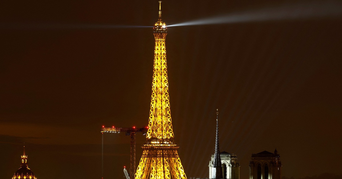 Fire at the Eiffel Tower, about 1,200 tourists were evacuated