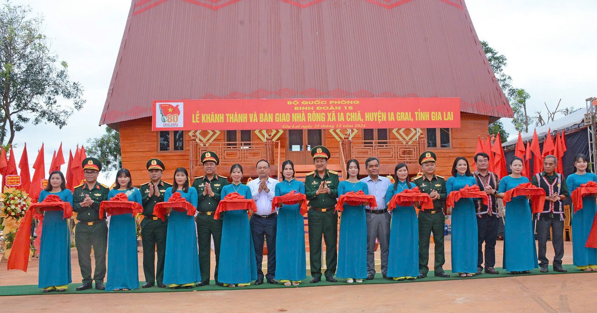 Binh đoàn 15 trao tặng trường học, nhà rông cho đồng bào ở biên giới