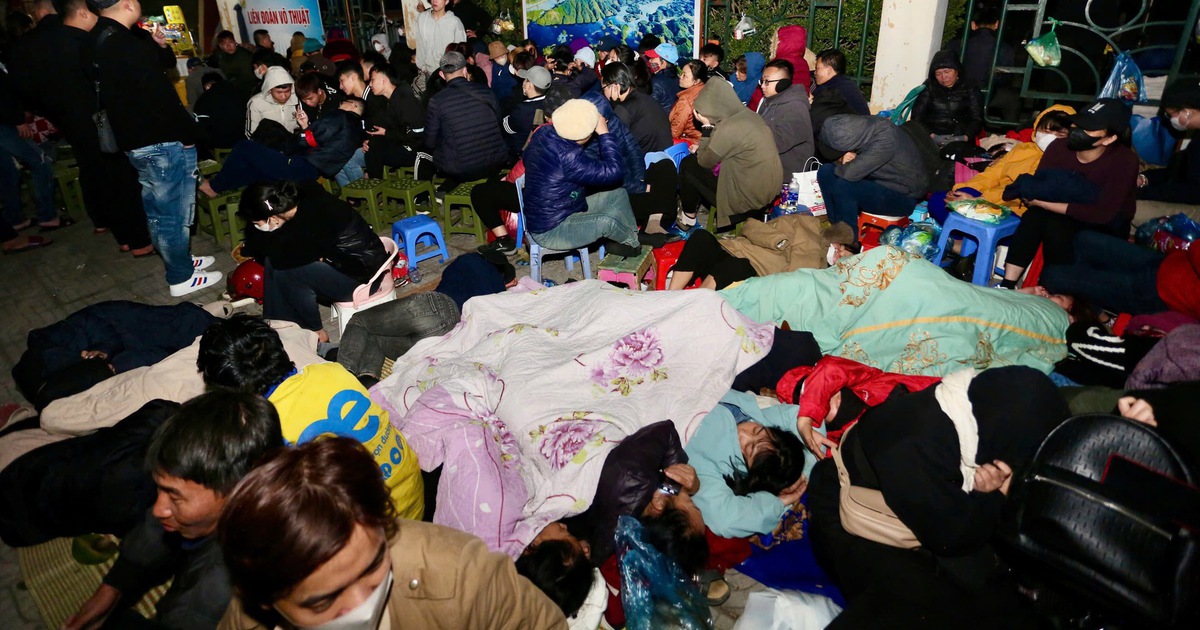 Thousands of fans spread out mats to sleep outside in the cold all night, waiting to buy tickets to watch Vietnam play Singapore