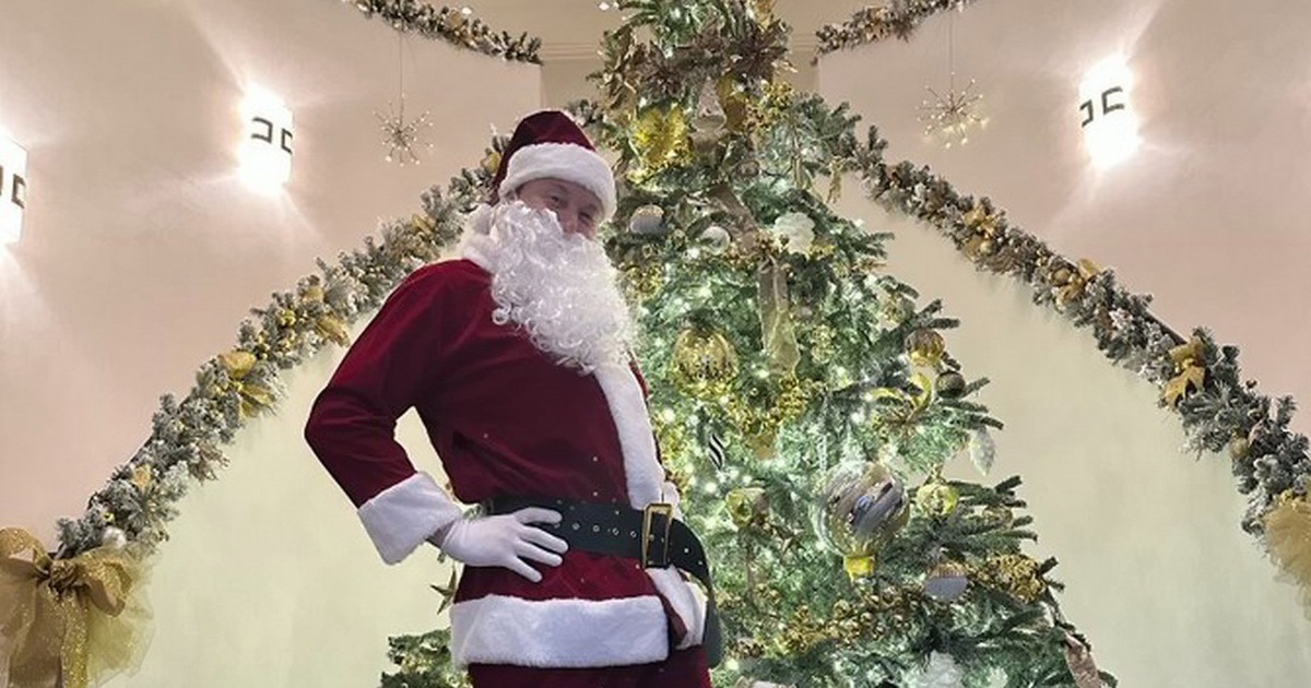 ‘Santa Claus’ Elon Musk shows off how to lose weight