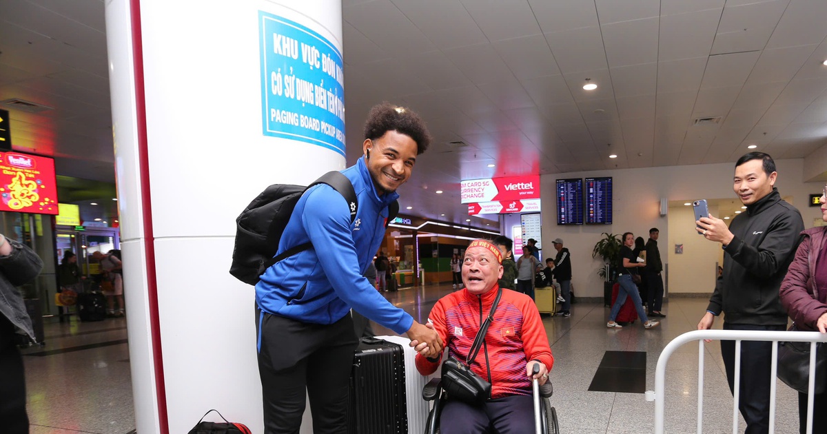 The flight carrying the Vietnamese team landed late, the Singapore team rushed to Viet Tri