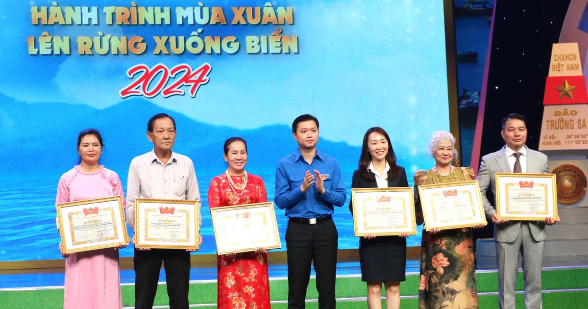 Những việc làm ý nghĩa của Quỹ học bổng Vừ A Dính