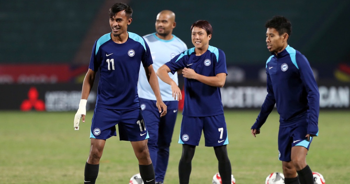 Having his hand bandaged for… blocking Xuan Son, the Singaporean defender still trains with the Japanese star in Viet Tri