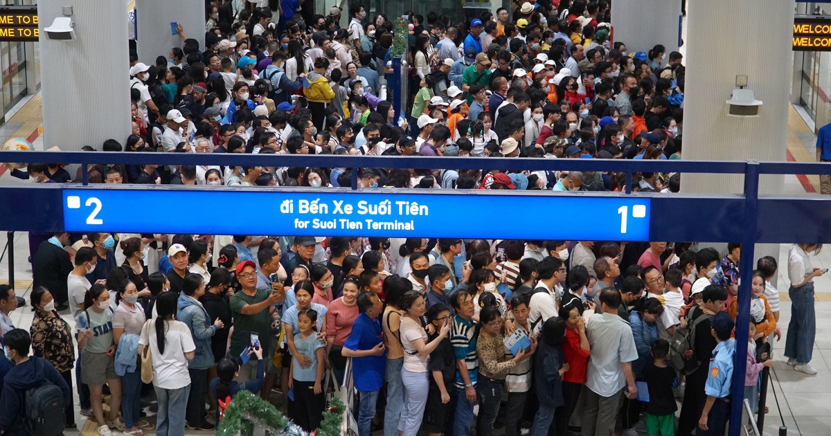 Sau ngày metro số 1 lượng khách đông kỷ lục: Dòng người xếp hàng dài trải nghiệm