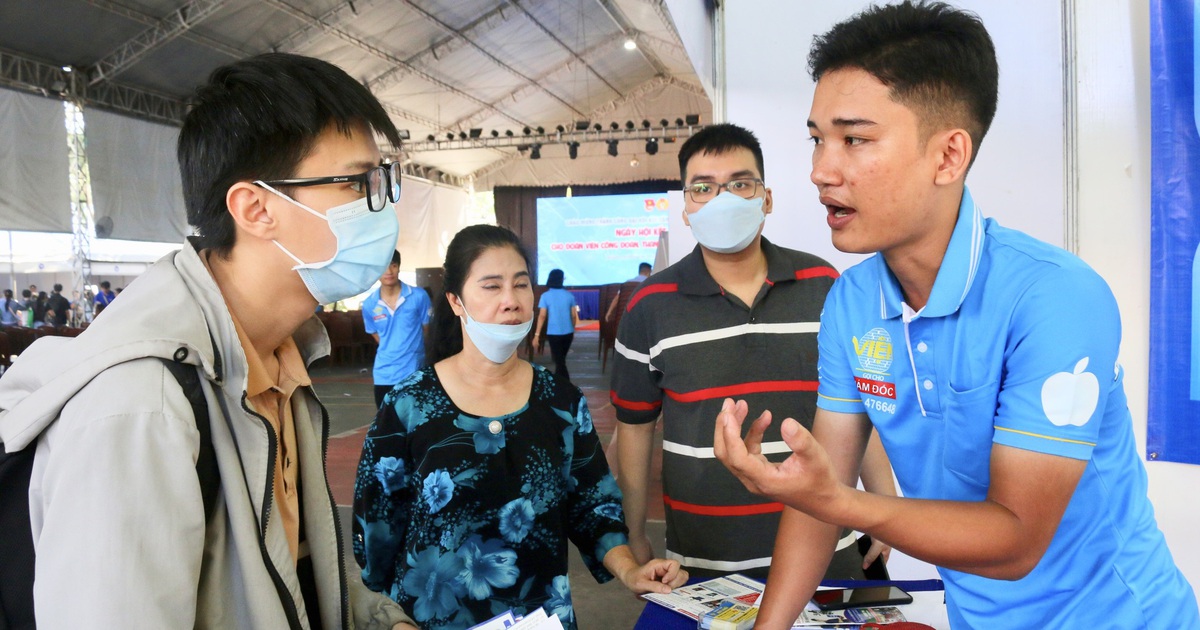 Đại học c&oacute; c&ograve;n l&agrave; &lsquo;tấm v&eacute; v&agrave;ng&rsquo; tr&ecirc;n thị trường lao động?