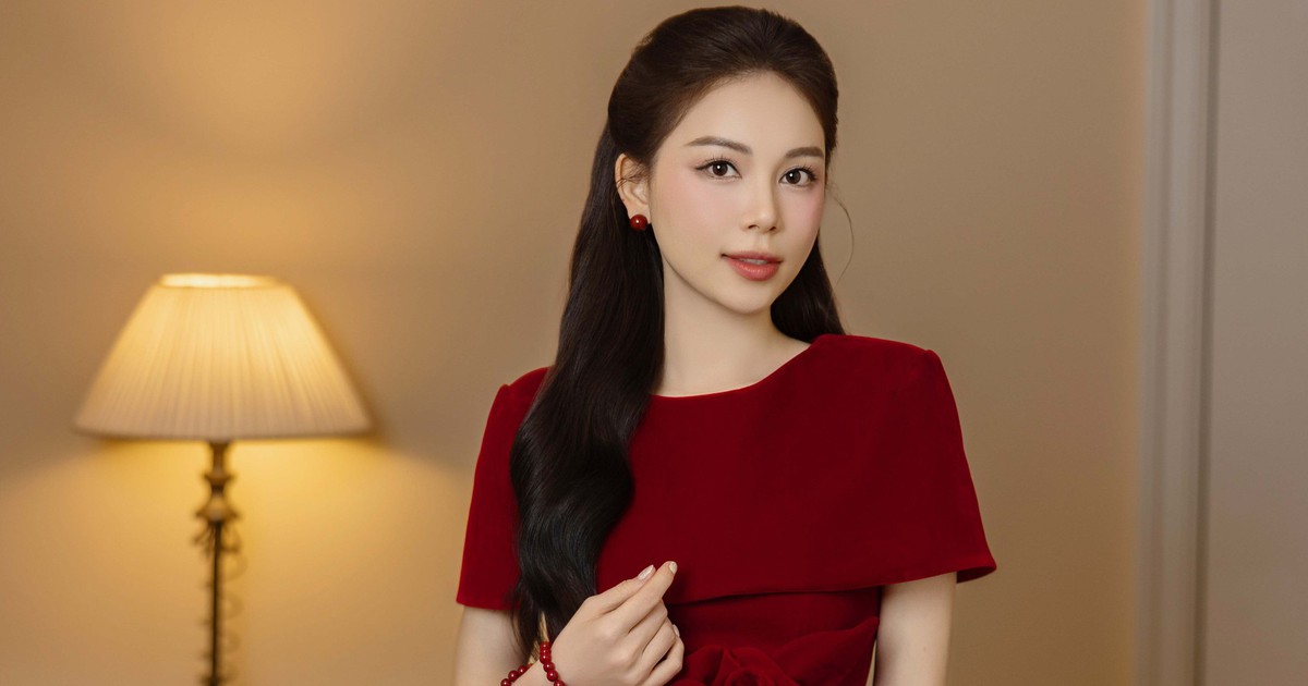 Floral velvet ao dai and lace ao dai are highlights of the Tet season style