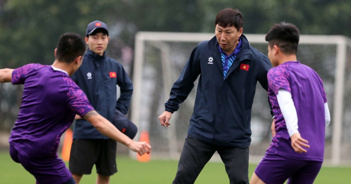 Coach Kim Sang-sik showed off his talent in juggling the ball, fans ‘leaned’ against the fence to watch the Vietnamese team practice