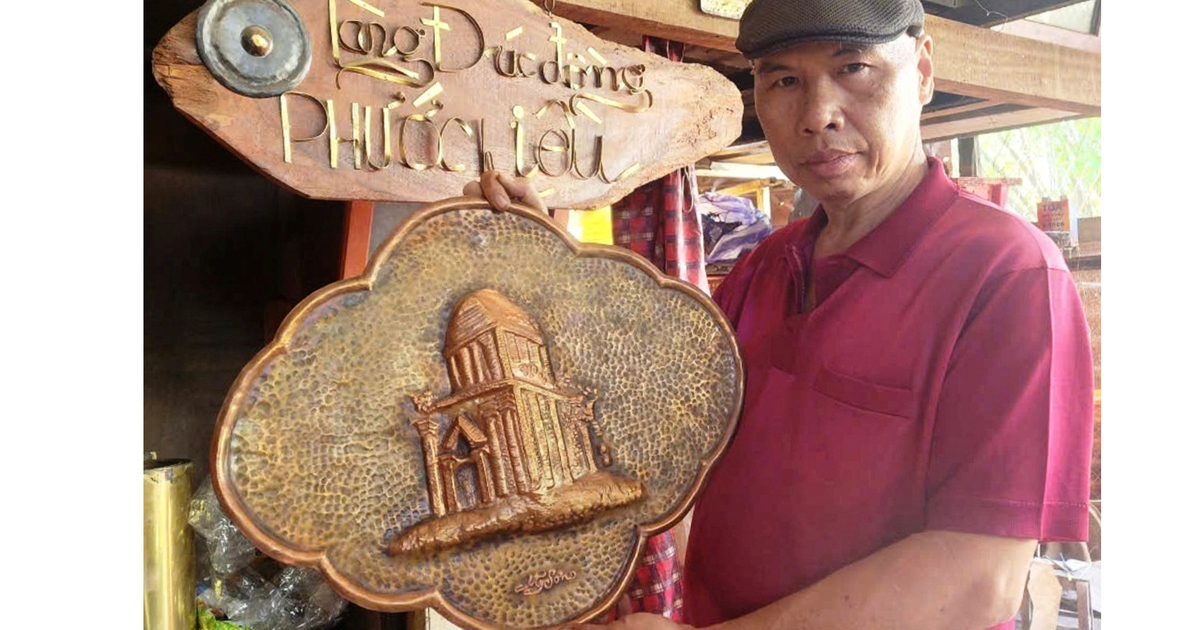 Đục ngược trên tranh đồng