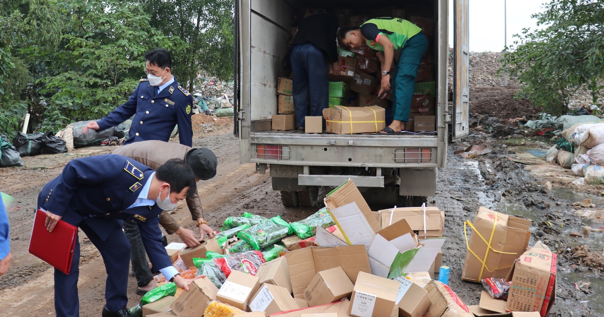 Ti&ecirc;u hủy mỹ phẩm, thực phẩm... kh&ocirc;ng r&otilde; nguồn gốc tổng trị gi&aacute; gần 6,6 tỉ đồng