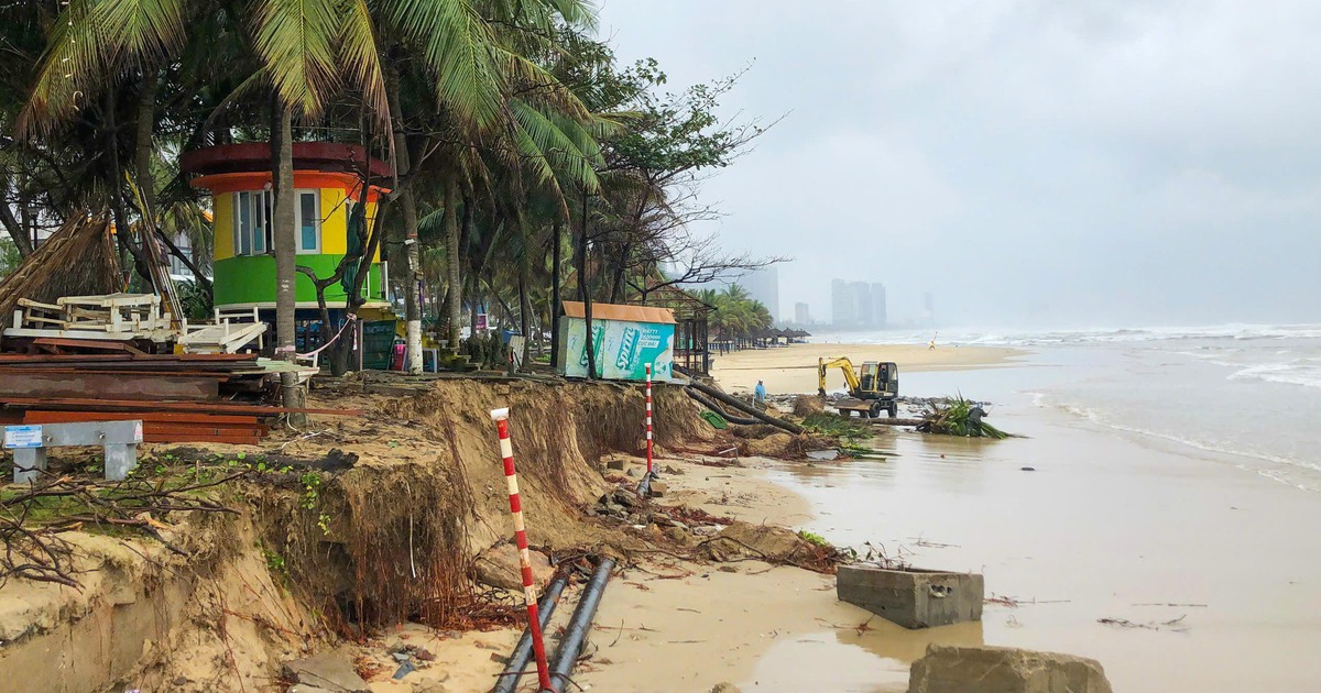 B&atilde;i biển du lịch Đ&agrave; Nẵng sạt lở nghi&ecirc;m trọng, h&agrave;ng qu&aacute;n bị s&oacute;ng đ&aacute;nh sập