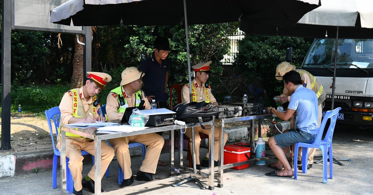 Từ 1.1.2025, chốt CSGT phải lập ở nơi 'không che khuất tầm nhìn', có ...