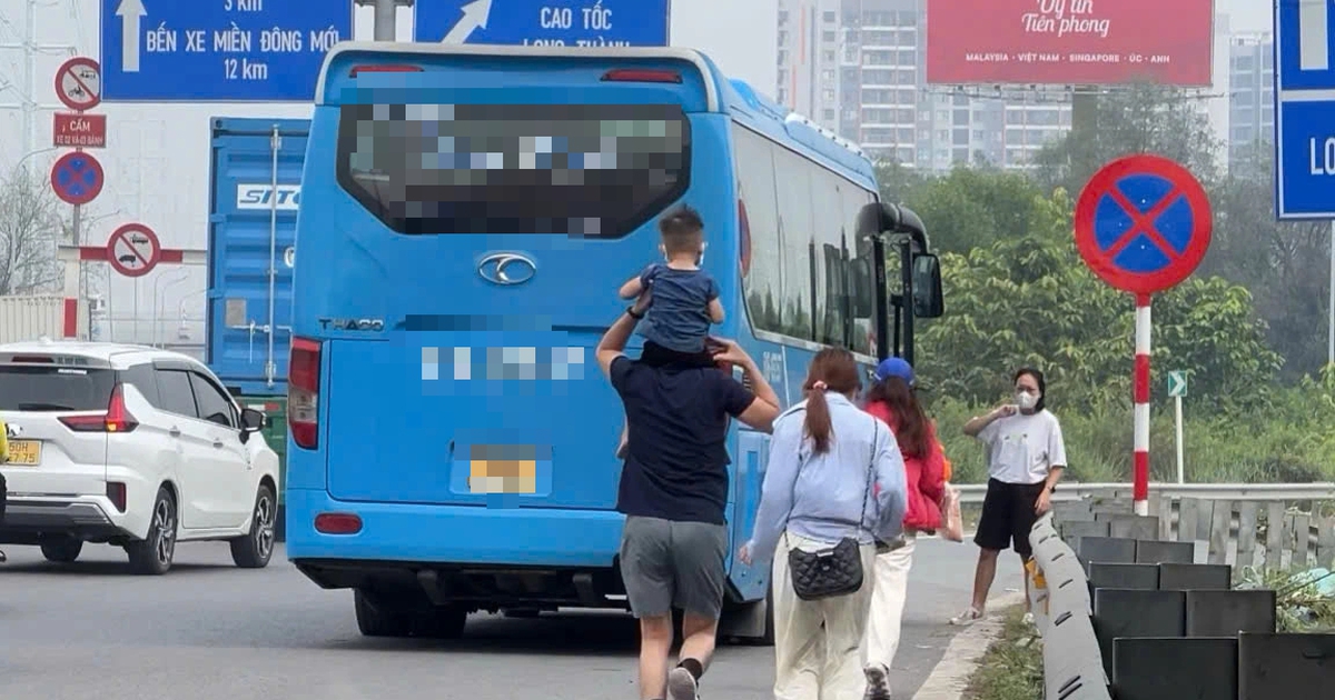 Xe khách biến đường dẫn cao tốc ở TP.HCM thành 'bến cóc' di động