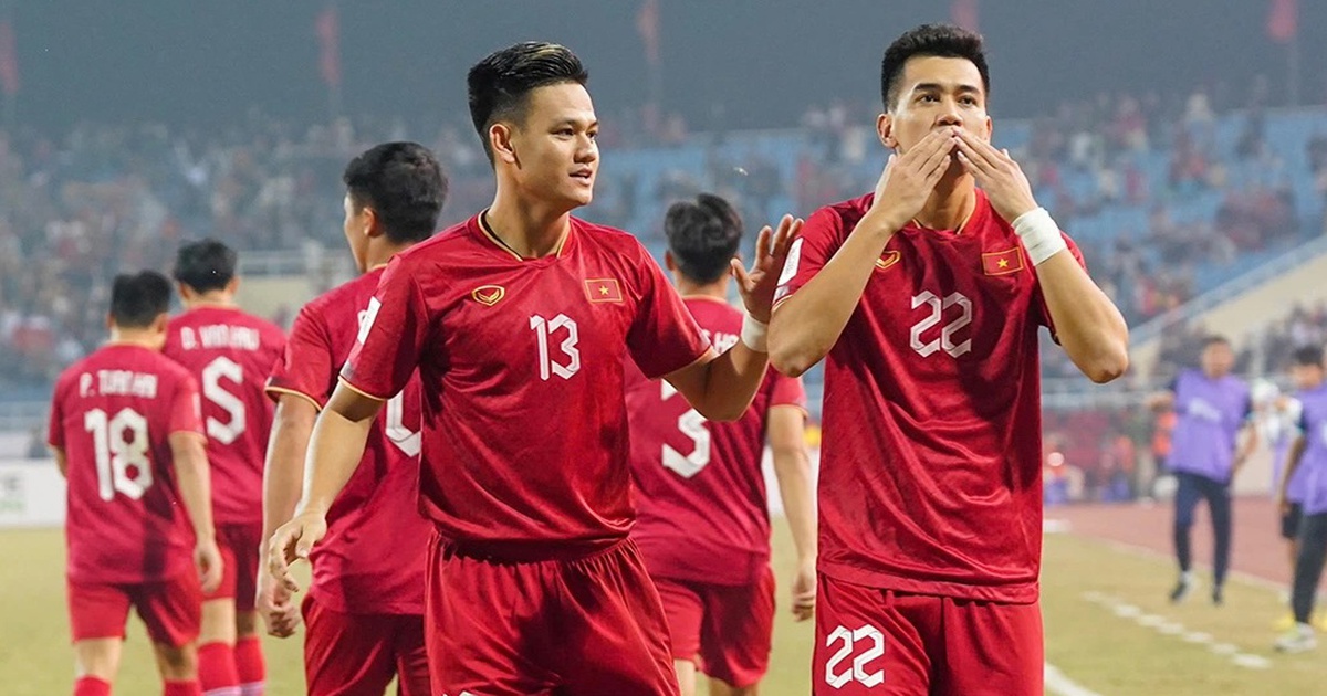 How did readers of Thanh Nien Newspaper vote for the match between the Vietnamese team and host Laos?