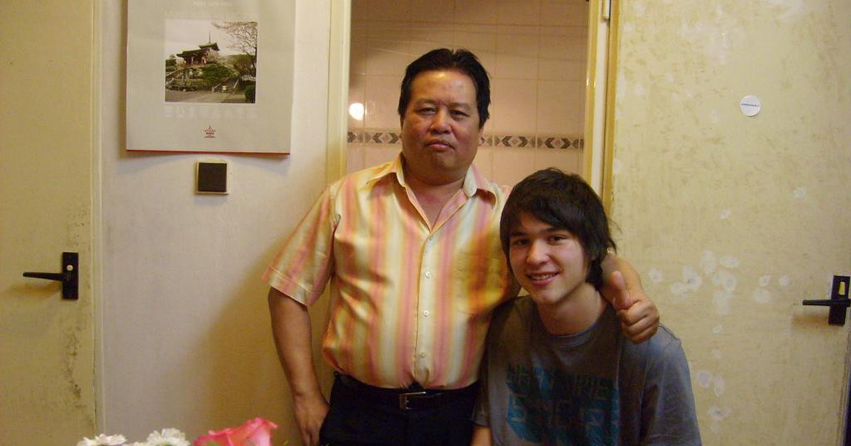 Nguyen Filip’s father stood by his side to support his son, hoping that the Vietnamese team would win the championship