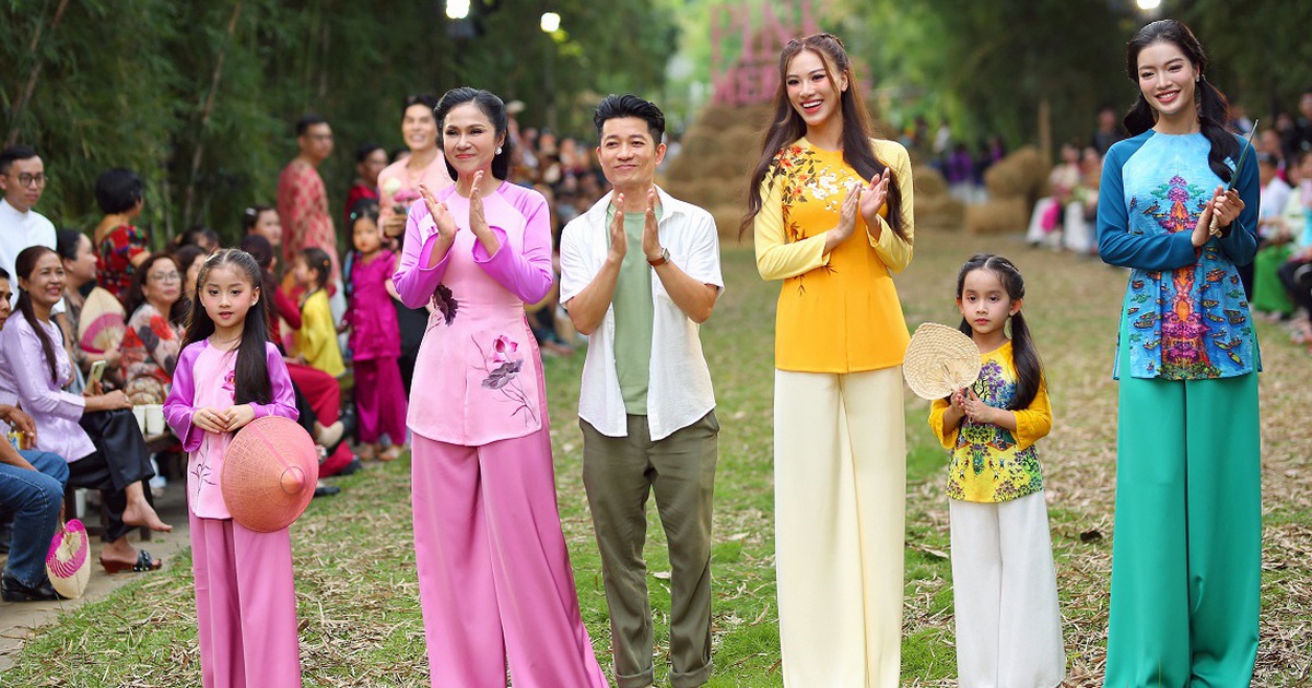 Designer Thuan Viet invited Viet Trinh and Nam Em to introduce the cultural beauty of the river region