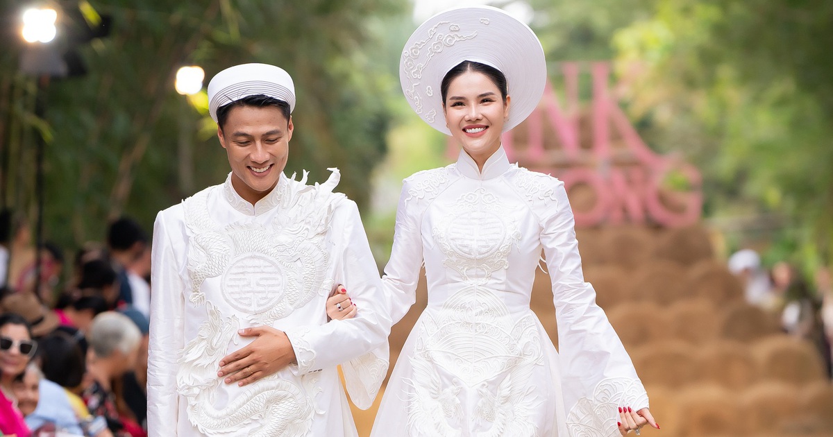 Player Mac Hong Quan and his wife showed off their wedding dresses at the dunes