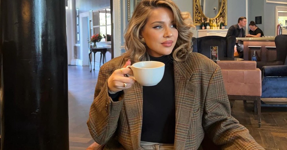 Blazer kẻ ca rô làm nên vẻ thanh lịch của những cô nàng nước Pháp