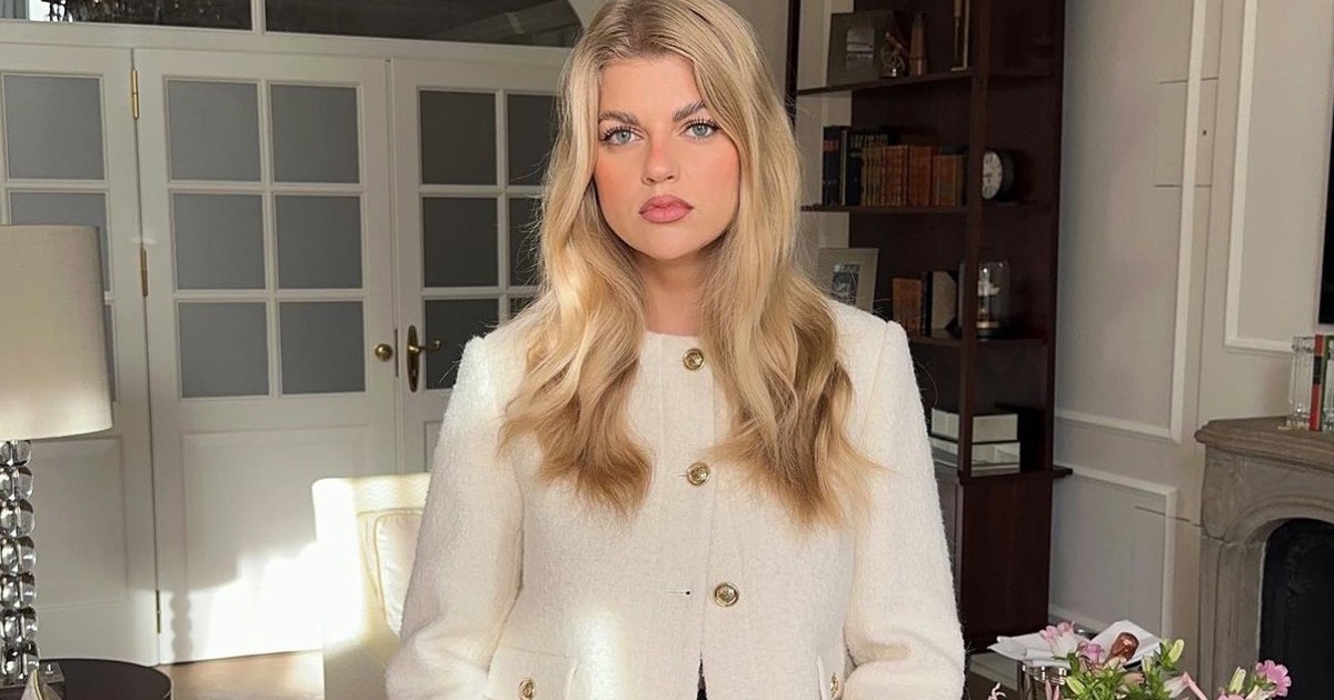 Áo khoác dạ và chân váy là bộ đôi làm nên phong cách tiểu thư kiêu kỳ