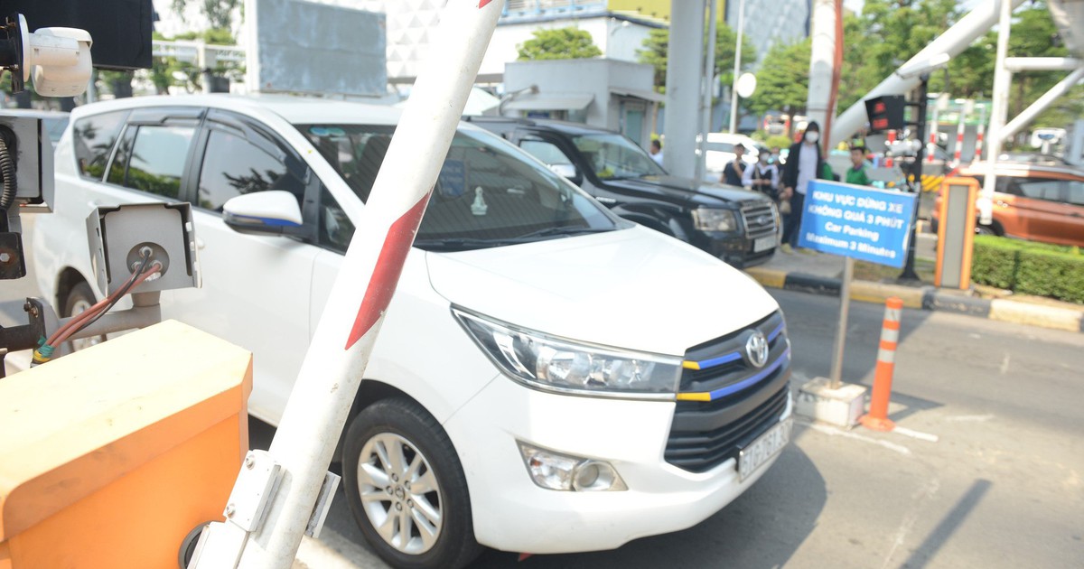 Thủ tướng yêu cầu hàng không giảm delay, đường bộ xả trạm thu phí nếu ùn tắc