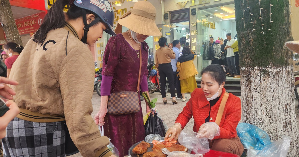 Hà Tĩnh: Người dân đổ xô mua xôi 'tam sên' trong ngày vía Thần tài