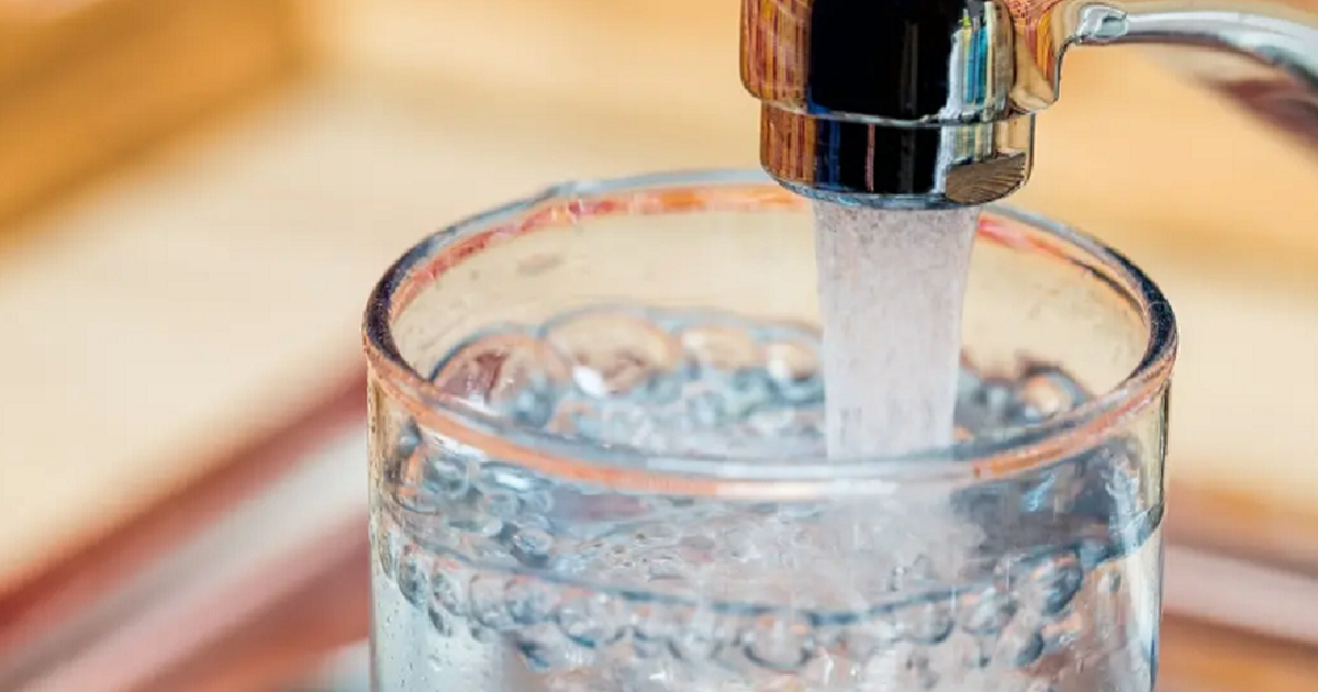 Vì sao uống nhiều rượu bia dễ gây táo bón?