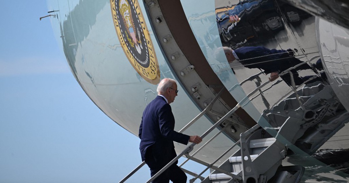 Tổng thống Biden liên tục bị vấp khi lên Air Force One