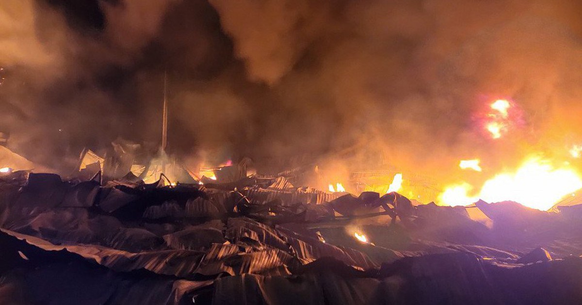 Bình Phước: Nhà xưởng sản xuất bao bì bị thiêu rụi sau nhiều tiếng nổ lớn