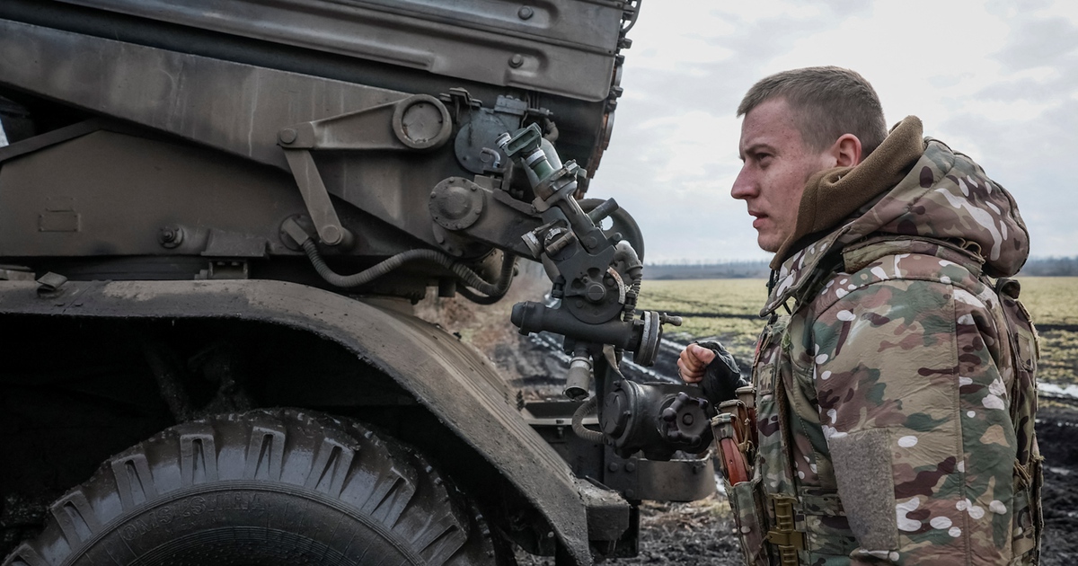 Xung đột sang năm thứ ba, Ukraine vẫn thua sút về binh sĩ, vũ khí