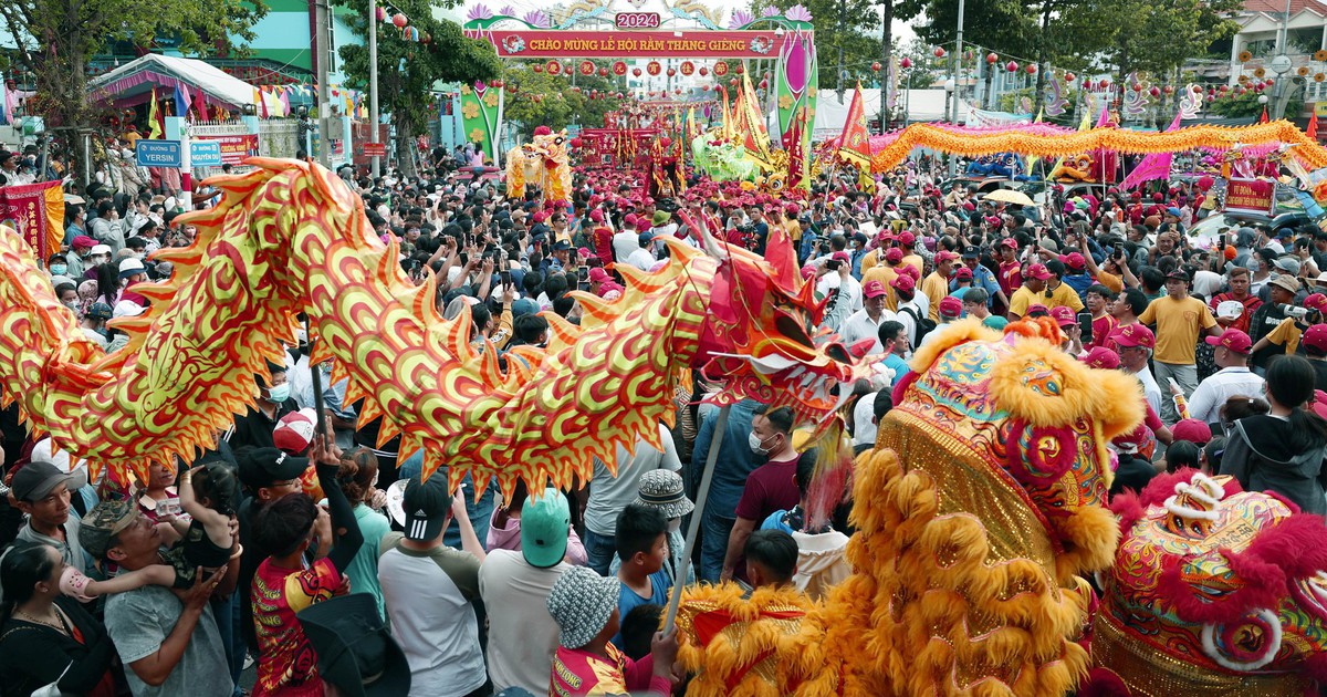 'Biển người' tham gia lễ rước kiệu Bà Thiên Hậu