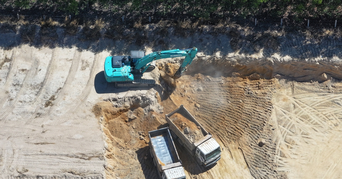 'Xẻ thịt' đồi đất ven hồ sông Dinh (Bình Thuận): Mở đường xuyên rừng khai thác cát lậu