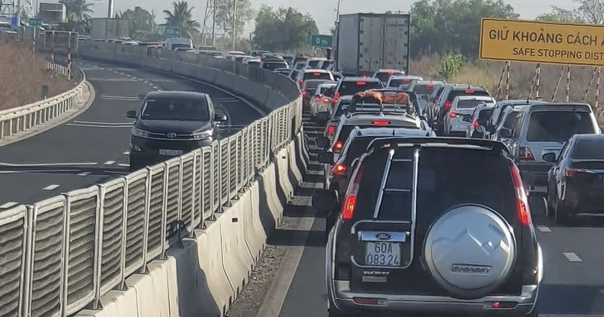 Kẹt xe cao tốc Vĩnh Hảo - Phan Thiết và TP.HCM - Long Thành - Dầu Giây