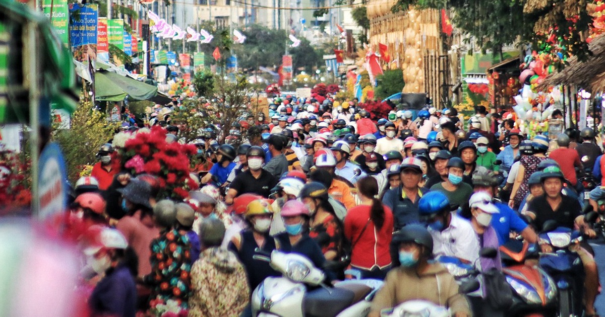 26 tết, chợ hoa xuân Trên bến dưới thuyền chật kín người: 'Đông không tưởng luôn!'