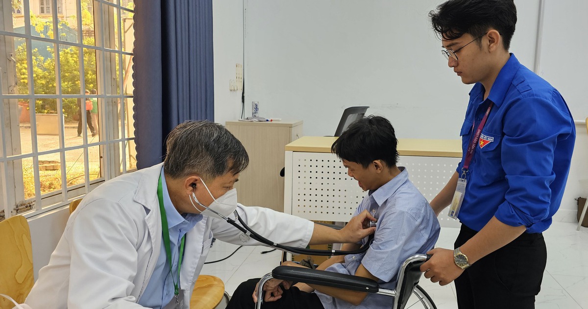 Hơn 2.500 người khuyết tật, trẻ mồ côi, công nhân được khám bệnh, cấp thuốc miễn phí