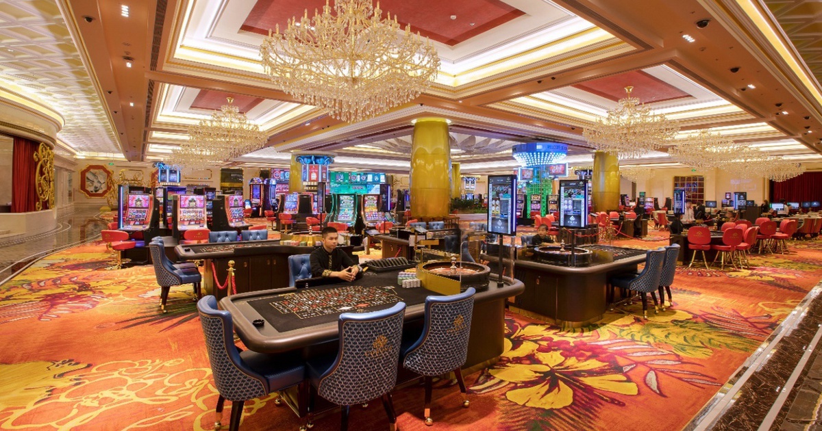 Interface moderne d'un casino en ligne avec machines à sous et jeux de table