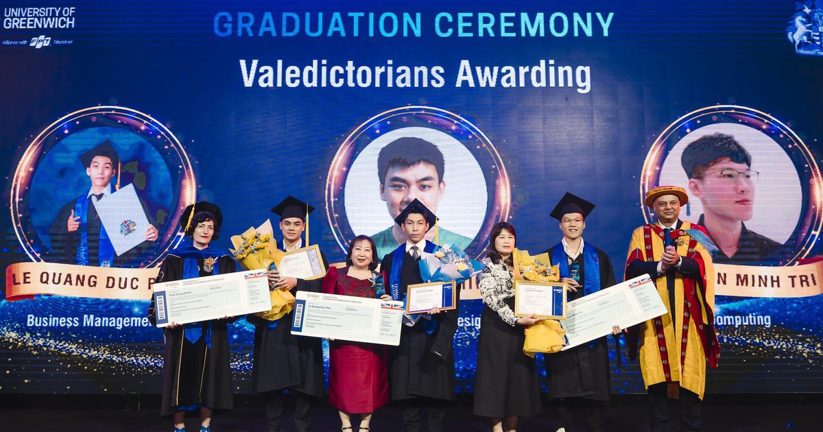 13 thủ khoa ĐH quốc tế được tặng vé máy bay sang Anh nhận bằng tốt nghiệp