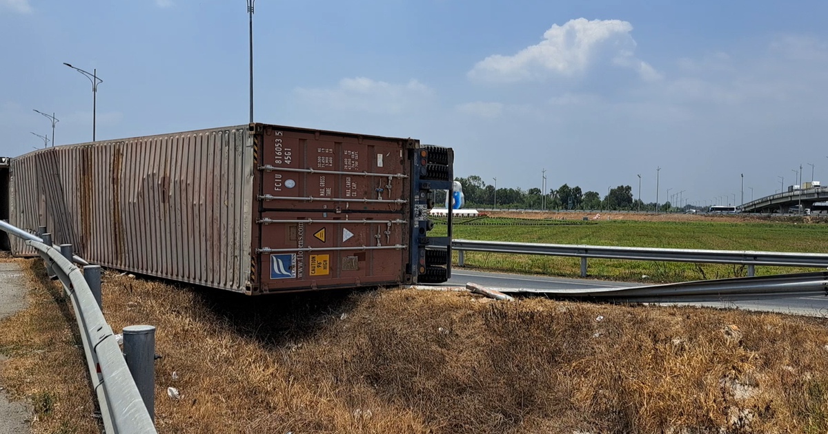 Xe đầu kéo lật ngang khi vào cao tốc TP.HCM - Trung Lương