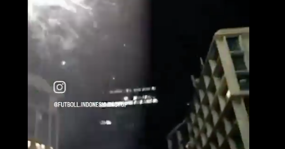 CĐV Indonesia ‘chơi xấu’, nửa đêm bắn pháo hoa vào khách sạn có đội tuyển Việt Nam