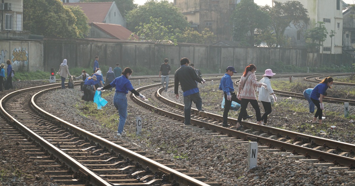 Bạn trẻ làm sạch nhà ga, đường sắt để đón tàu du lịch Huế - Đà Nẵng