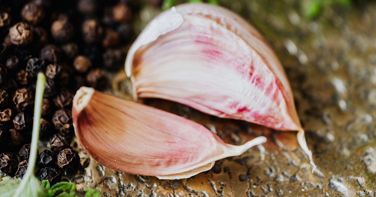 Làm sao để khử mùi tỏi bám dai dẳng trên tay?